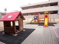 エントランスの近くにはさっそく遊具が