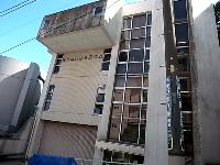 坂の中腹にある大きな建物です