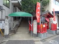 朱色の庚申塚すぐ脇が入り口です。