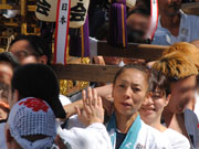渋谷氷川神社のお祭です。仲間と一緒にお神輿を担ぎます。