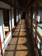 縁側に日が差して ぽかぽかと気持ちがよいです